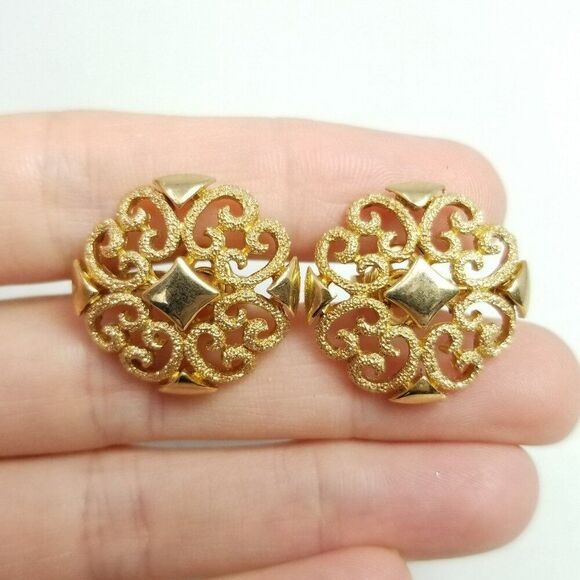Vintage Avon Gold Tone Scroll Design Clip On Earrings, 80s Style, Signed, Estate - Picture 1 of 7
